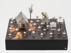 Vingt-cinq martiens, cinq maisons et un chien, 2012. Argent sterling, laiton, perles, péridot et aimant. Collection privée