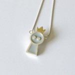 Necklace – Gentil robot is the queen