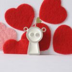 Gentil robot est une princesse, sterling silver, brass and resin pendant, no.359