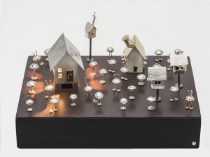 Vingt-cinq martiens, cinq maisons et un chien.-2012-Argent sterling, laiton, perles, péridot et aimant; base en bois-22 sur 15 sur 15 cm